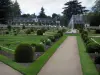 Château de Chenonceau - Jardin de Diane de Poitiers avec ses parterres à la française, son jet d'eau, ses arbustes et ses allées, Chancellerie, bâtiment des Dômes et arbres