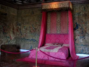 Château de Chenonceau - Inside of the castle: bedroom of the five Queens (four-poster bed and tapestry)