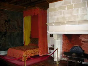 Château de Chenonceau - Inside of the castle: bedroom of Gabrielle d'Estrées (four-poster bed and fireplace)