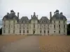 Château de Cheverny - Allée menant à l'entrée du château de style classique