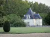 Château de Clairvaux - Pavillon du château, pelouse, arbustes taillés et arbres