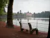 Château de La Clayette - Banc avec vue sur le lac, le château et les arbres au bord de l'eau