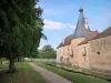 Château de Commarin - Flânerie le long des douves du château