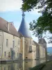 Château de Commarin - Tours, façades et douves du château