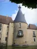 Château de Commarin - Tour ronde, façades et douves du château