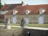 Château de Commarin - Statues de lions et communs