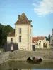 Château de Commarin - Tour carrée et pont sur les douves
