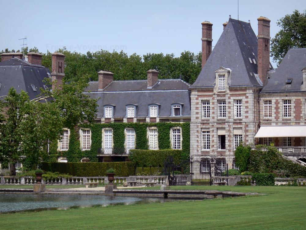 ChÃƒÂ¢teau de Courances - Reflecting pool, chÃƒÂ¢teau and its outbuildings
