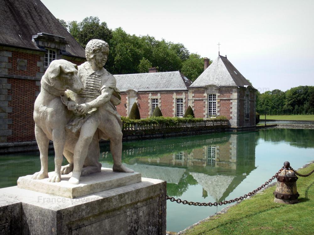 ChÃƒÂ¢teau de Courances - Statue (sculpture), moats and outbuildings of the chÃƒÂ¢teau