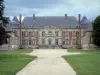 Château de Courson - Façade du château et allée bordée de pelouses ; sur la commune de Courson-Monteloup