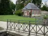 Château de Courson - Pavillon, pelouse et allée ; sur la commune de Courson-Monteloup