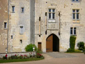 Château de Courtanvaux - Façade du grand château ; sur la commune de Bessé-sur-Braye