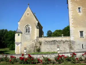 Château de Courtanvaux - Chapelle castrale Notre-Dame-de-Lorette, partie du grand château et rosiers en fleurs ; sur la commune de Bessé-sur-Braye