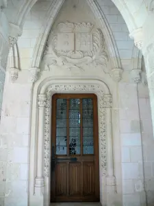 Château de Courtanvaux - Porte surmontée d'armoiries sculptées ; sur la commune de Bessé-sur-Braye