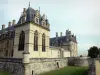 Château d'Écouen - Musée national de la Renaissance - Fossé sec, chapelle et façades du château Renaissance