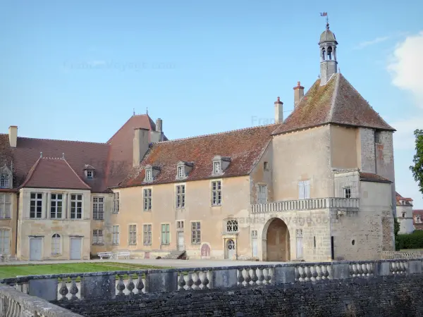 Château d'Époisses - Façade du château et tour de Brunehaut, ancien donjon