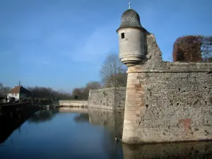 Château d'Époisses - Échauguette de l'enceinte extérieure et douves