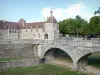 Château d'Époisses - Pont enjambant les douves asséchées et façade du château avec sa tour de Brunehaut