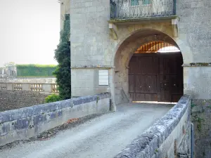 Château d'Époisses - Porche de la tour de Brunehaut