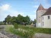 Château d'Époisses - Tour des Archives et parc du château orné de fleurs
