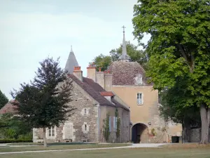 Château d'Époisses - Vue depuis l'avant-cour