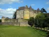 Château de Fénelon - Forteresse, enceintes, arbres et pelouse, en Périgord noir