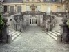 Château de Fontainebleau - Escalier en fer à cheval dans la cour du Cheval Blanc (cour des Adieux) et façade du palais de Fontainebleau