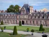 Château de Fontainebleau - Palais de Fontainebleau : aile des Ministres et pelouses de la cour du Cheval Blanc (cour des Adieux)