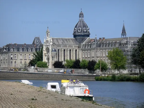 Château-Gontier - Tal der Mayenne: Krankenhaus Saint-Julien, Fluss Mayenne, und am Kai angelegte Boote