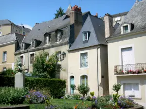 Château-Gontier - Häuserfassaden der Strasse Grande Rue, blühender Garten des Herrschaftshauses Fouquet und Büste von Jean-Sylvain Fouassier (ehemaliger Bürgermeister von Château-Gontier)