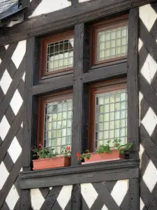 Château-Gontier - Fenster und Fachwerk des Renaissance-Hauses (ehemaliger Salzspeicher)