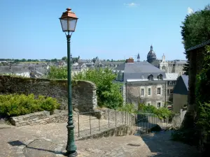 Château-Gontier - Steigung Saint-Just mit Blick auf die Dächer der Stadt und die Kuppel des Krankenhauses Saint-Julien; Strassenlaterne vorne