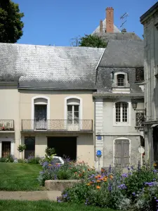 Château-Gontier - Häuserfassaden der Strasse Grande Rue, Blumenbeete vorne