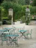 Château du Grand Jardin - Tables et chaises en fer forgé, et jardin du château ; sur la commune de Joinville