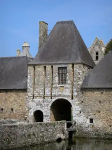 Château de Gratot - Poterne d'entrée (porche d'entrée), communs, pont et douves