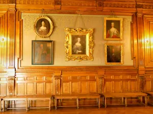 Château de Grignan - Intérieur du château : portraits de famille sur le mur de la galerie des Adhémar