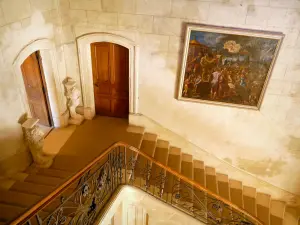 Château de Grignan - Intérieur du château : descente d'escalier