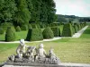 Château de Haroué - Sculpture en premier plan avec vue sur le jardin à la française