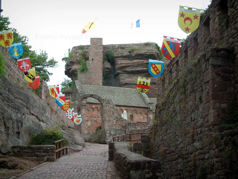 Château du Haut-Barr - Entrée de la forteresse ornée d'écussons