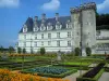 Château et jardins de Villandry - Château et son donjon, jardin potager (fleurs et légumes) et nuages dans le ciel