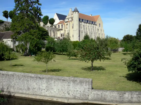 Château-Landon - Convent building of the old Saint-Séverin royal abbey and garden planted with trees