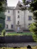 Château des Martinanches - Tour d'escalier et façade du château, jardin fleuri, douves et arbres ; sur la commune de Saint-Dier-d'Auvergne ; dans le Parc Naturel Régional Livradois-Forez