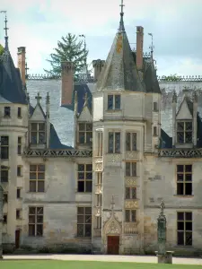 Château de Meillant - Cour, puits et façade du château