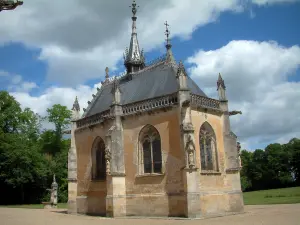 Château de Meillant - Chapelle, parc avec des arbres et nuages dans le ciel bleu