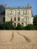 Château d'Oiron - Façade du pavillon des Trophées dominant un champ de blé