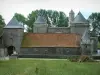 Château d'Olhain - Herbage, château féodal, douves et arbres