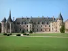 Château de La Palice - Façade du château, chapelle gothique, cour d'honneur, et allées bordées de pelouses et d'arbustes taillés ; à Lapalisse