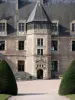 Château de La Palice - Tour d'escalier et façade du château, cour d'honneur et arbustes taillés ; à Lapalisse