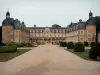 Château de Pierre-de-Bresse - Château abritant l'écomusée de la Bresse bourguignonne et allée bordée d'arbustes taillés