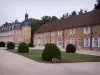 Château de Pierre-de-Bresse - Tour ronde du château, communs et arbustes taillés